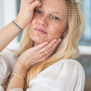 Złoty pierścionek zaręczynowy z owalnym diamentem - zdjęcie 2