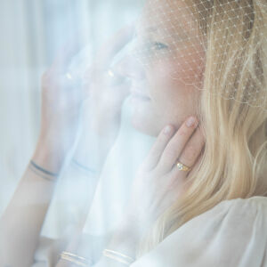 Złoty pierścionek zaręczynowy z owalnym diamentem - zdjęcie 3