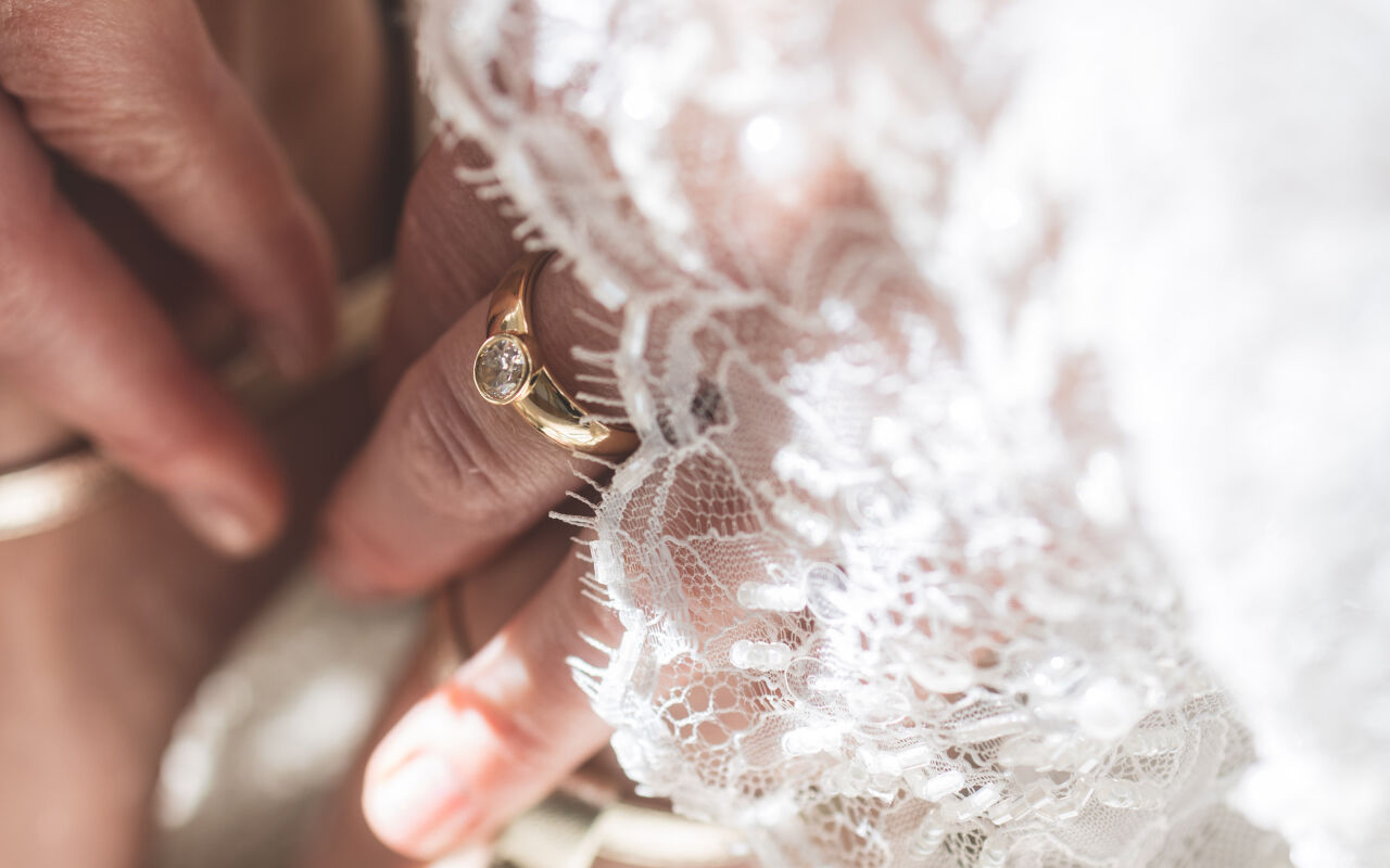 Złoty pierścionek zaręczynowy z owalnym diamentem