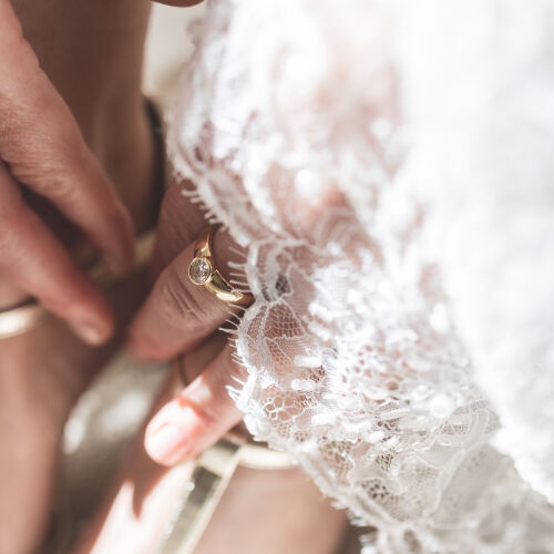 Złoty pierścionek zaręczynowy z owalnym diamentem