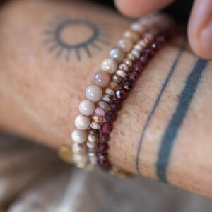 Komplet bransoletek z kamieni naturalnych w odcieniach różu - zdjęcie 2