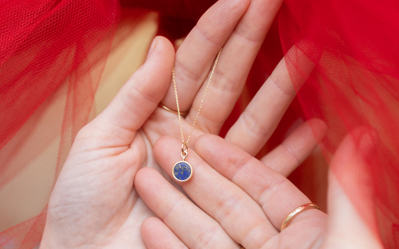 Złota zawieszka z lapis lazuli