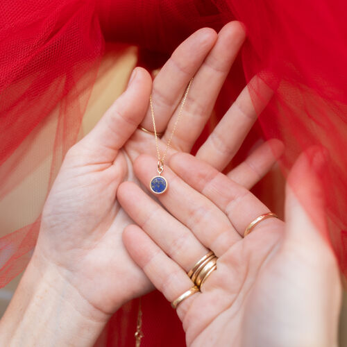 Złota zawieszka z lapis lazuli