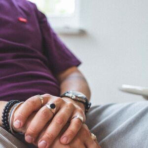 Sygnet męski z owalnym onyksem w poprzek palca - zdjęcie 3