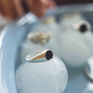 Sygnet męski z owalnym onyksem w poprzek palca - zdjęcie 4