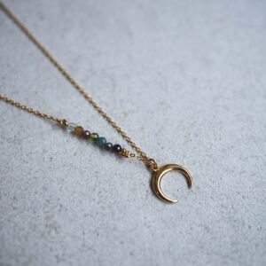 Lunula zawieszka z kamieniami osadzona na srebrnym łańcuszku lekka i elegancka propozycja dla kobiet ceniących ręcznie robioną biżuterię