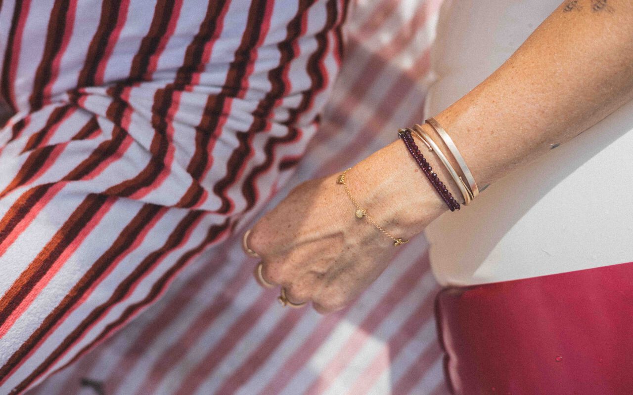 Bransoletka z muszelek w naturalnych odcieniach wykonana ręcznie w stylu biżuterii handmade