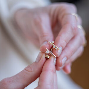 Złote kolczyki asymetryczne z diamentami - zdjęcie 3