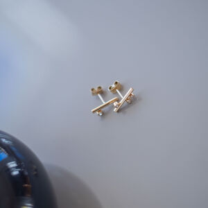 Złote kolczyki asymetryczne z diamentami - zdjęcie 4