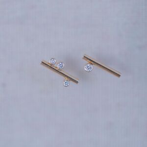 Złote kolczyki asymetryczne z diamentami - zdjęcie 5