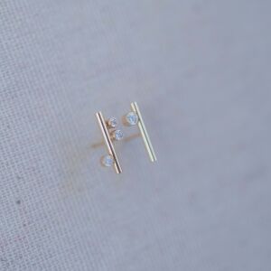 Złote kolczyki asymetryczne z diamentami - zdjęcie 6