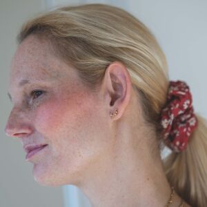 Złote kolczyki asymetryczne z diamentami