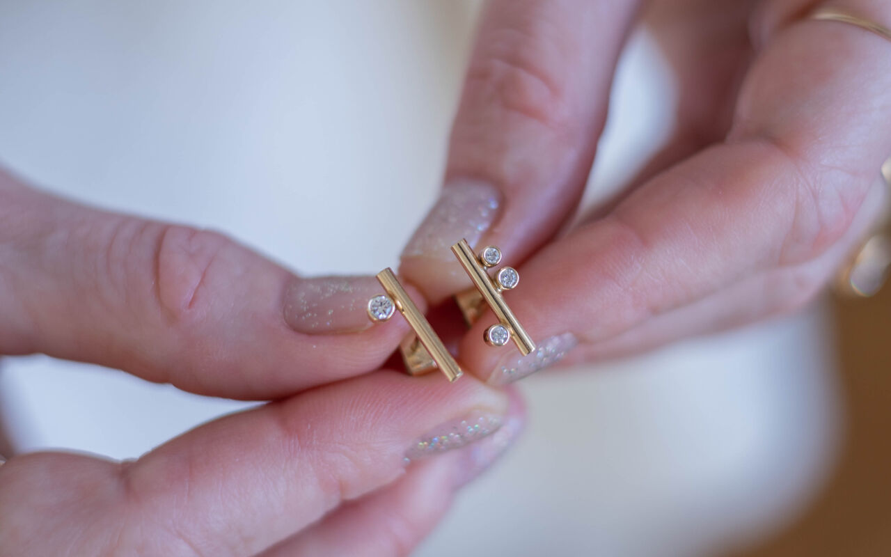 Złote kolczyki asymetryczne z diamentami - zdjęcie 2