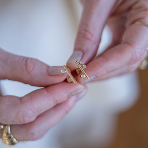 Złote kolczyki asymetryczne z diamentami