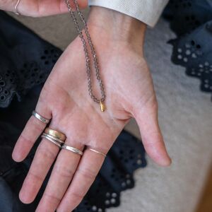 Naszyjnik z fasetowanych kamieni z kropelką - zdjęcie 2