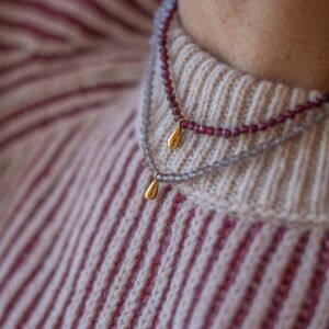 Naszyjnik z fasetowanych kamieni z kropelką - zdjęcie 3