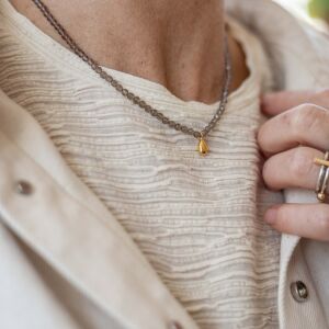 Naszyjnik z fasetowanych kamieni z kropelką