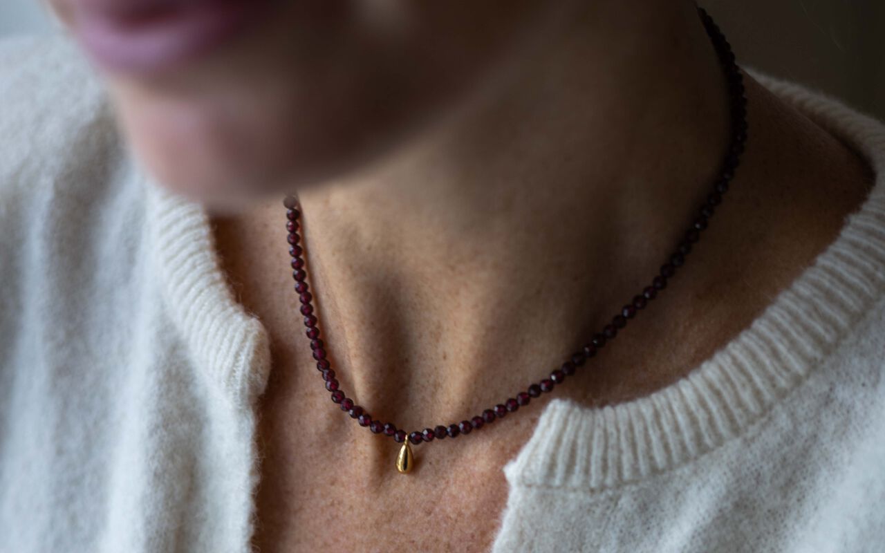 Naszyjnik z granatem i kropelką