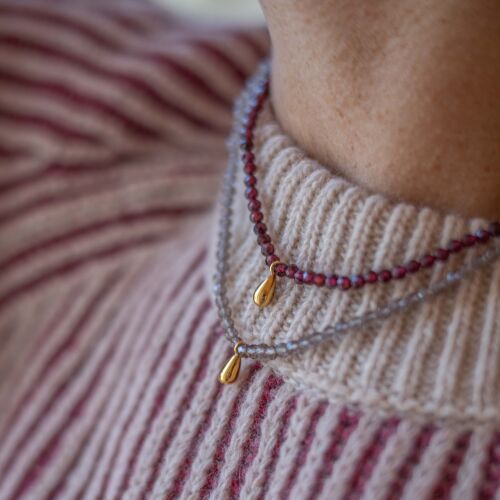 Naszyjnik z fasetowanych kamieni z kropelką