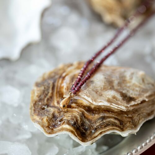 Naszyjnik z fasetowanych kamieni z kropelką