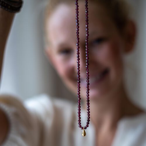 Naszyjnik z fasetowanych kamieni z kropelką