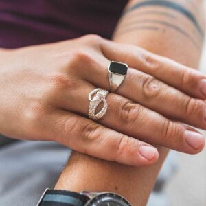Pierścionek żmija zaprezentowany na dłoni jako przykład odważnej biżuterii dla mężczyzny od Matyldy Zielińskiej