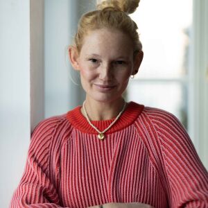 Naszyjnik z białymi kamieniami i zawieszką w formie serca jako przykład zielińska biżuteria