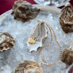 Naszyjnik piaskowy z organiczną formą i delikatną strukturą kamieni naturalnych