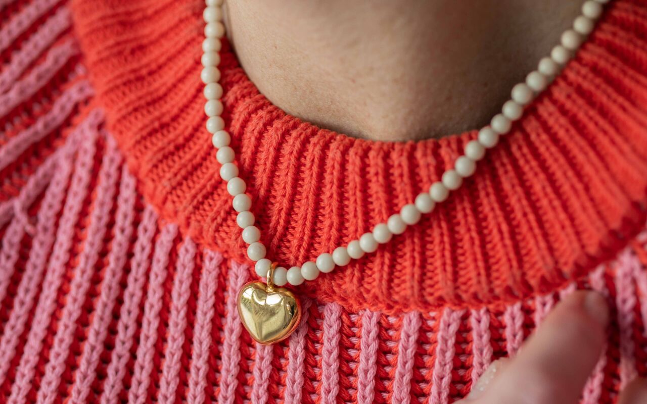 Naszyjnik z kamieniem rzecznym w kompozycji z jasnymi minerałami zaprojektowany przez matylda zielińska