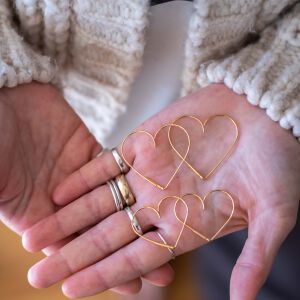 Kolczyki obrys serca w detalicznym ujęciu z widoczną teksturą powierzchni tworzoną ręcznie
