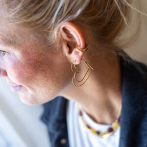 Kolczyki w formie dużych serc wykonane ze srebra i pokryte złotem w estetyce biżuterii handmade