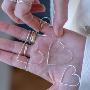 Kolczyki duże serca srebrne - ułożone na ręce