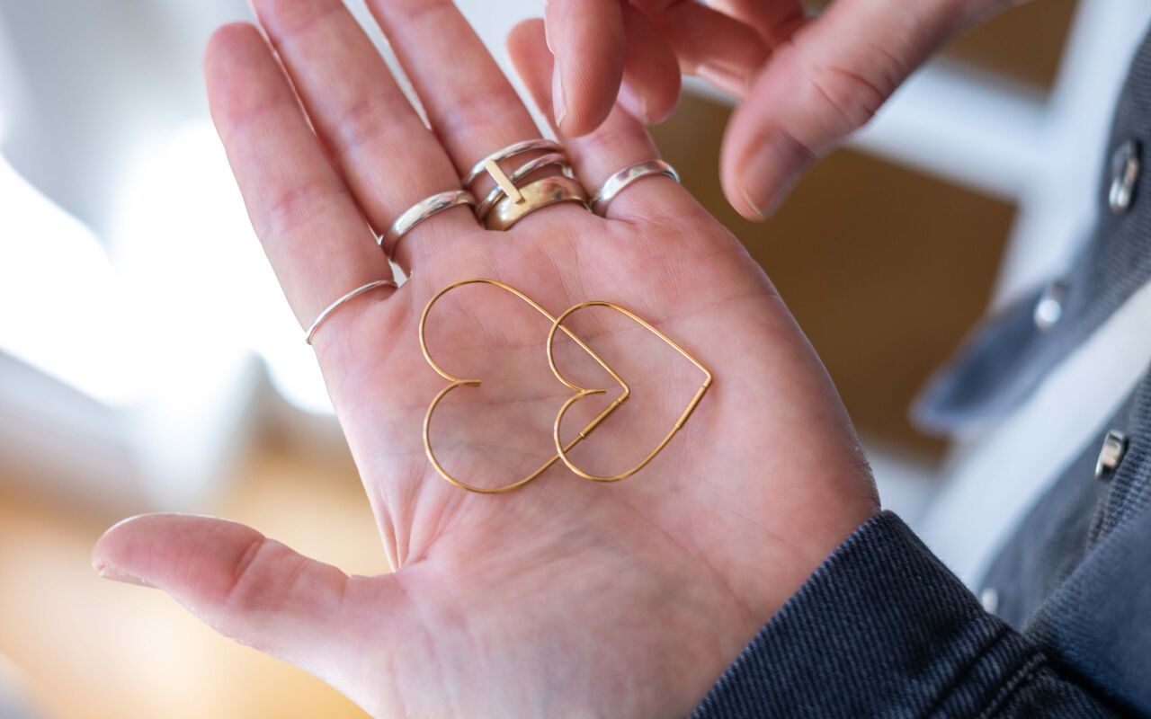 Ręcznie robione kolczyki obrys serca z asymetrycznym rysunkiem dostępne w ofercie biżuteria warszawa