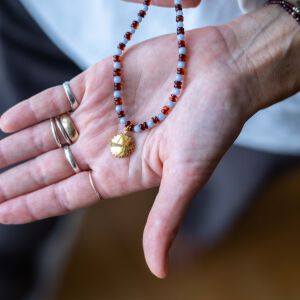 Naszyjnik z bursztynem i błękitnymi kamieniami - zdjęcie 6