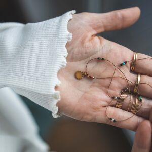 Naszyjnik z kolorowymi kamieniami i słoneczkiem na nici - zdjęcie 1