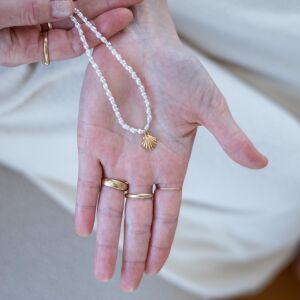 Naszyjnik z nieregularnych pereł z muszlą - zdjęcie 1