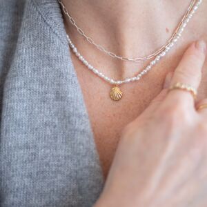 Naszyjnik z nieregularnych pereł z muszlą