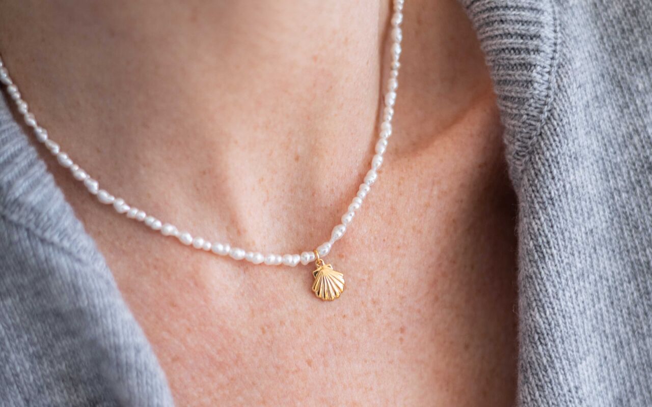Naszyjnik z nieregularnych pereł z muszlą - zdjęcie 4