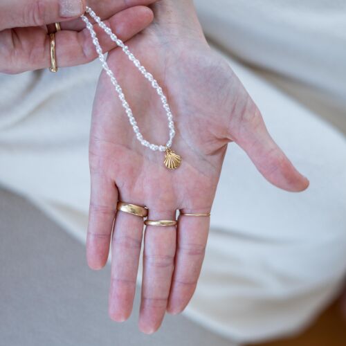 Naszyjnik z nieregularnych pereł z muszlą