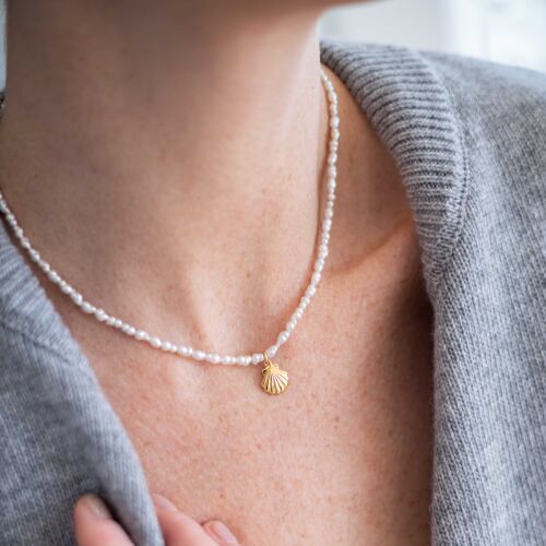 Naszyjnik z nieregularnych pereł z muszlą