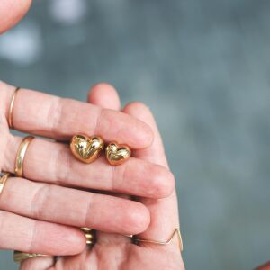 Kolczyki asymetryczne z kolekcji matylda zielińska wykonane ze srebra i pokryte warstwą złota