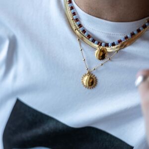 Naszyjnik wiosenny z motywem słońca zawieszonym na cienkim łańcuszku jako przykład biżuterii handmade
