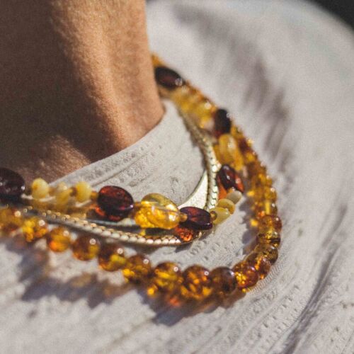 Bursztynowa biżuteria - jak powstaje i jak ją stylowo nosić